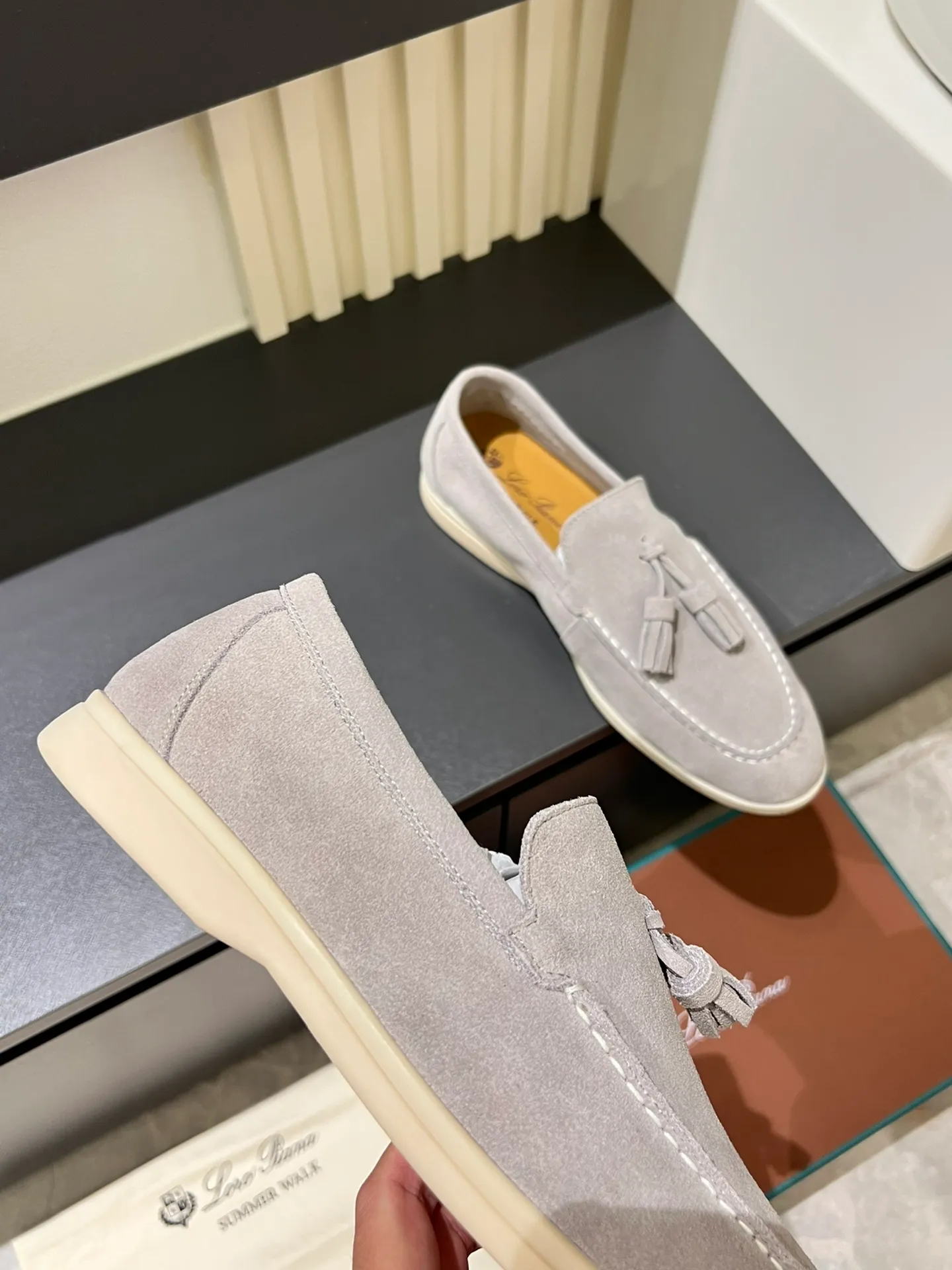 Men's shoes 💰p360 "Loro men's shoes 💰pian'*" Classic L men's shoes for couples 💰p Top version British flat loafers, a must-have item in old money style, the minimalist design is eye-catching and durable, a plus point for dressing The soft foot feel and texture are outstanding. They don’t scratch your feet and are very nice. They are matched with soft and waxy soles. They can be worn daily for a long time without getting tired. They are easy to wear, versatile and classic items, with perfect foot feel and texture! Imported cashmere fabric, the lining is made of imported A-grade water-dyed cow lining, the top version of the genuine leather midsole is sewn with pure handmade mark thread! Size: Female 35-40 (34. Customized) Male 38-44 (45.46. Customized)